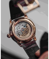 Foto 4: Präsentation dieser Skelett-Herrenuhr aus Edelstahl, Roségold-PVD-Stahl, Braun, Schwarz – LONGITUDE SHADOW