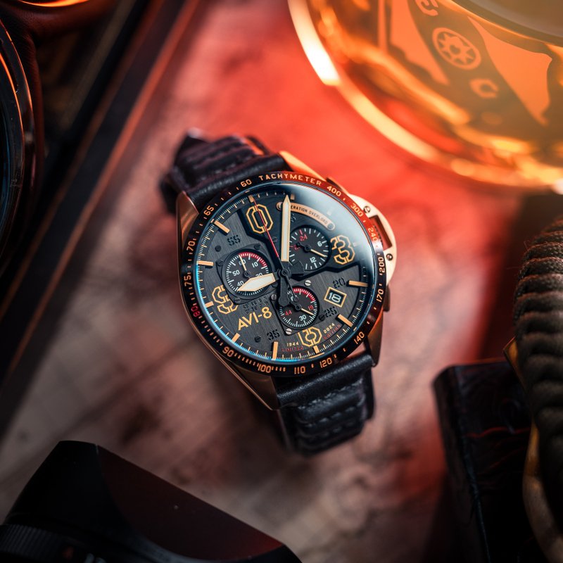 Chronographenuhr aus Edelstahl und Leder – P51 MIUSTANG BLAKESLEE MECA QUARTZ CHRONOGRAPH D-DAY 80 LIMITED EDITION – AV-4077-06 der Marke AVI-8